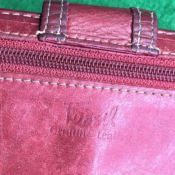 FOSSIL VINTAGE IN RICH RED LEATHER LONG WALLET - Picture 4 of 15
